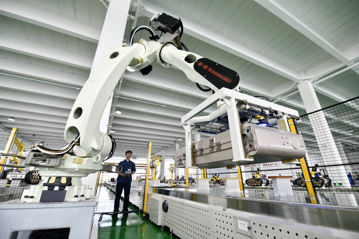 7月26日,工人在唐山高新技术产业开发区中信重工开诚智能装备